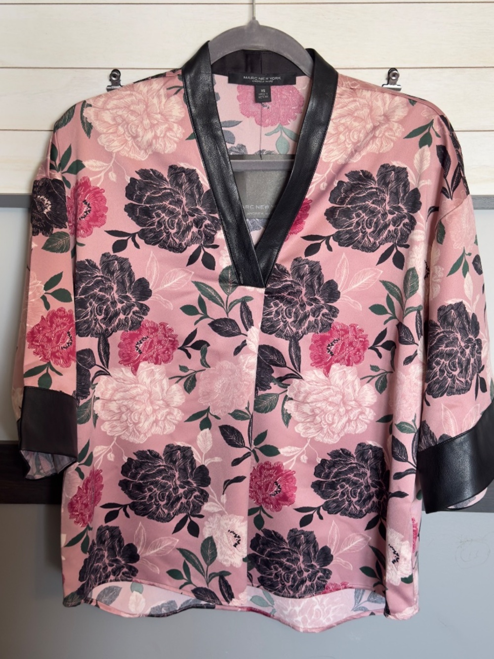 ANDREW MARC kimono style floral print faux leather v- neck line size XS